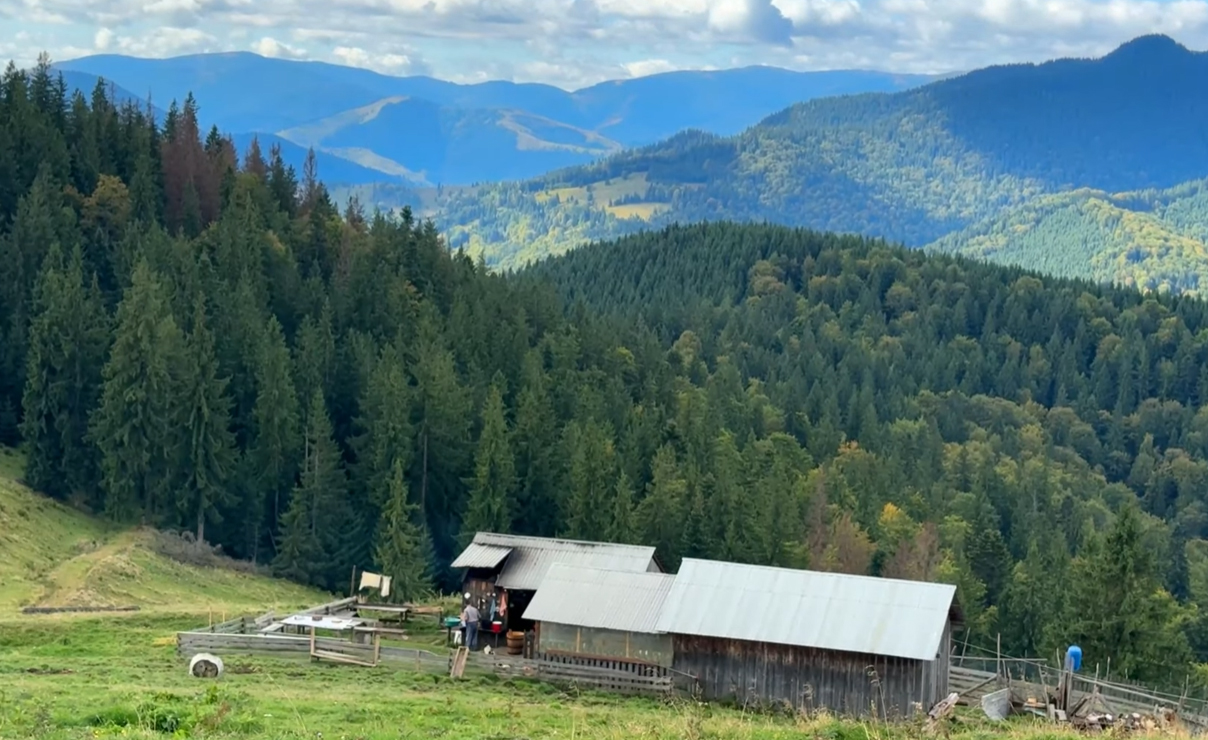 This image has an empty alt attribute; its file name is Muntii-Stanisoarei2.jpg